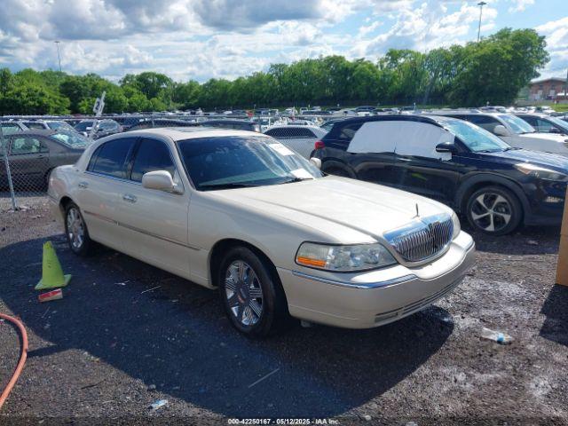  Salvage Lincoln Towncar