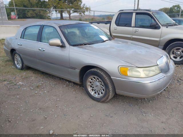  Salvage Lincoln Towncar