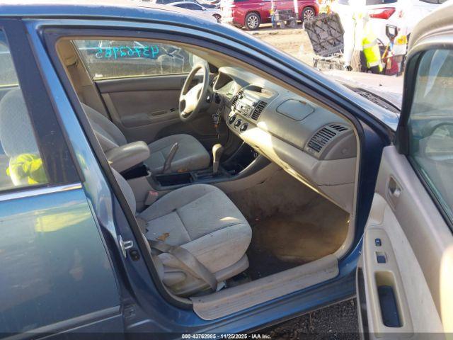 Toyota Camry Le Image 4