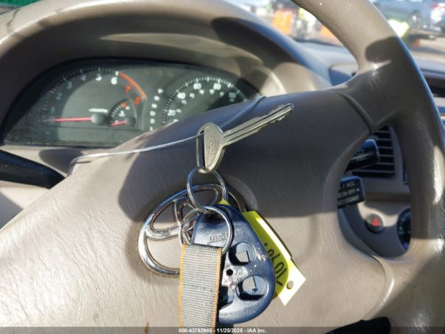 Toyota Camry Le Image 9