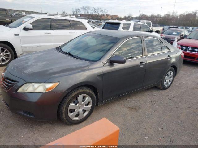 Toyota Camry Le Image 6