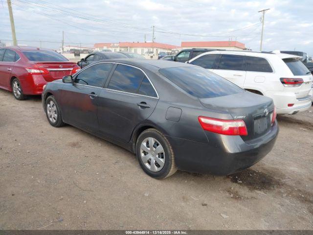 Toyota Camry Le Image 10