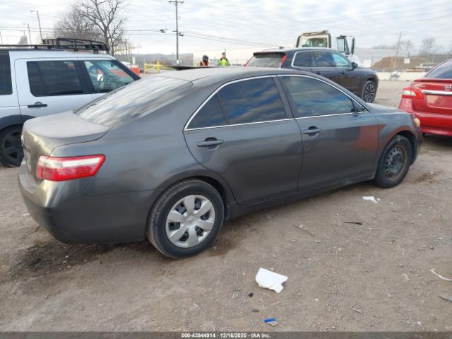 Toyota Camry Le Image 3