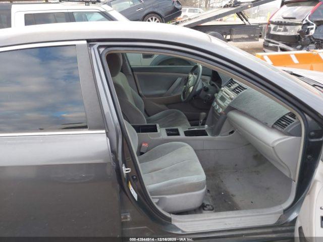 Toyota Camry Le Image 2