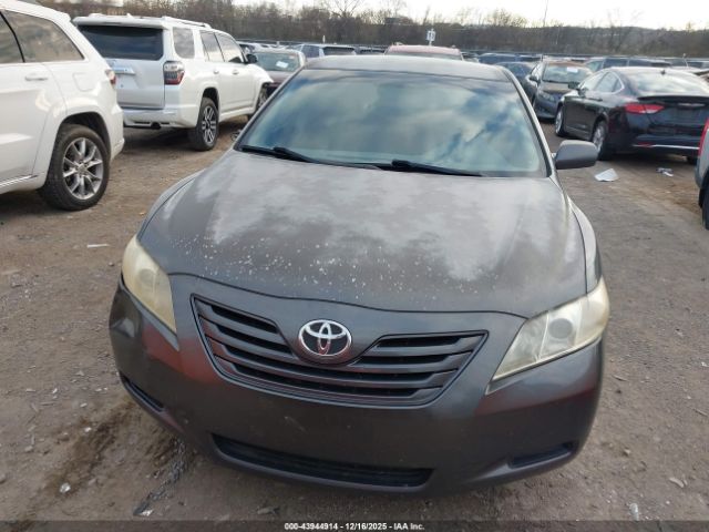 Toyota Camry Le Image 9