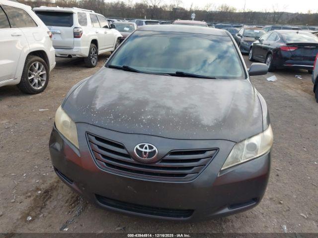 Toyota Camry Le Image 9