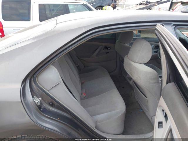 Toyota Camry Le Image 8