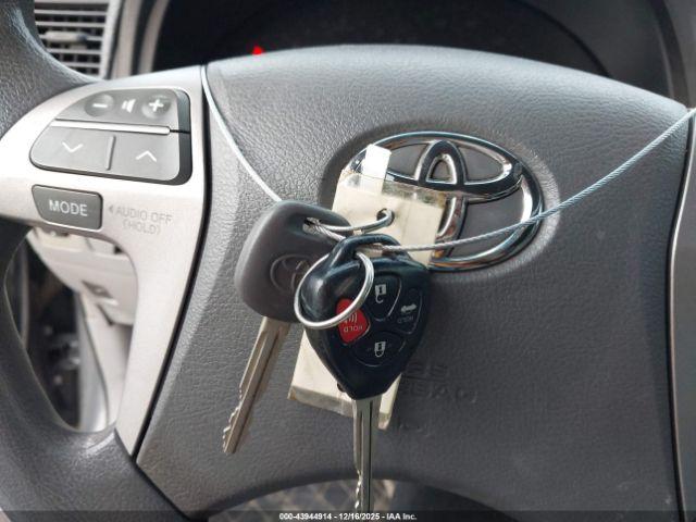 Toyota Camry Le Image 11