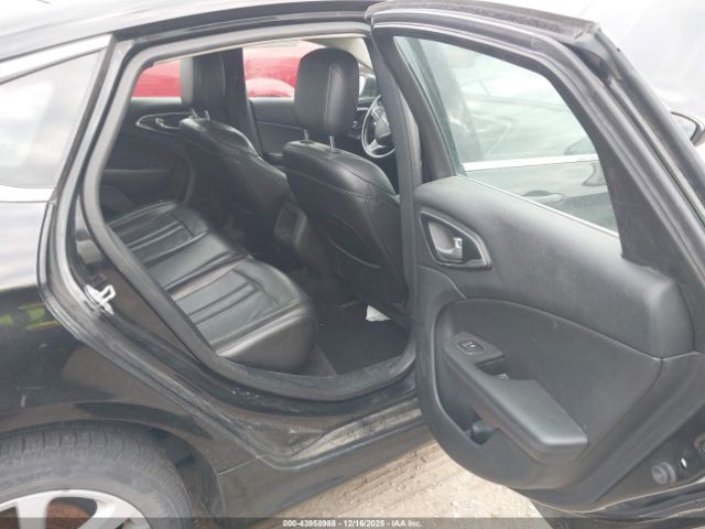 Chrysler 200 Limited Platinum Image 7