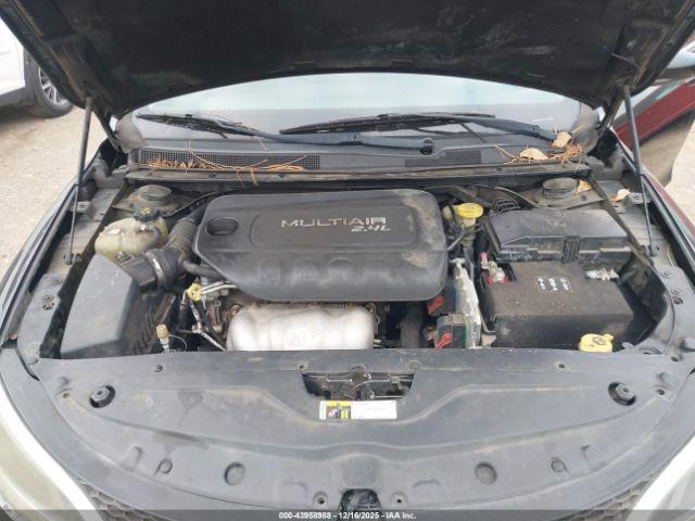 Chrysler 200 Limited Platinum Image 12