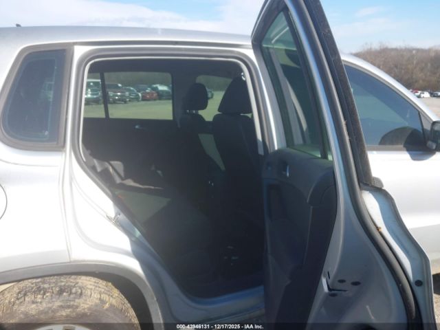 Volkswagen Tiguan S Image 6