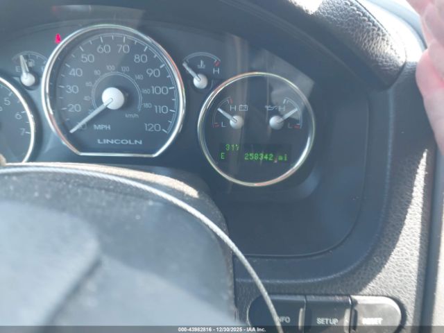 Lincoln Mark LT Image 8