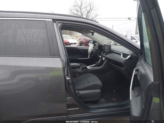 Toyota RAV4 Le Image 5