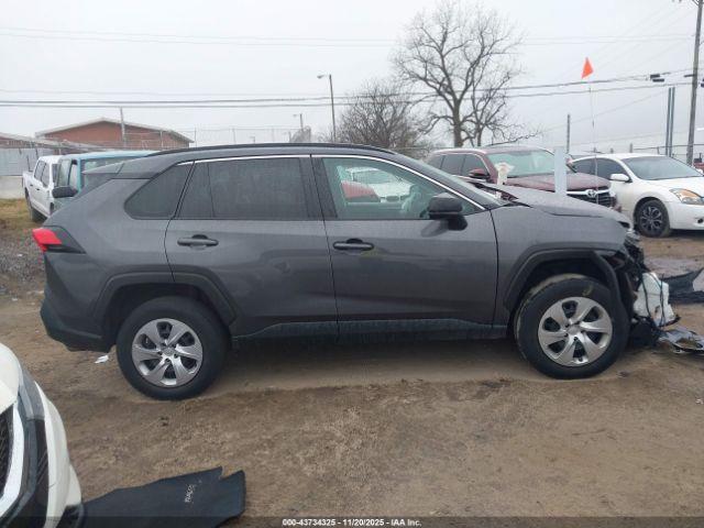 Toyota RAV4 Le Image 4