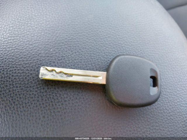 Toyota RAV4 Le Image 3