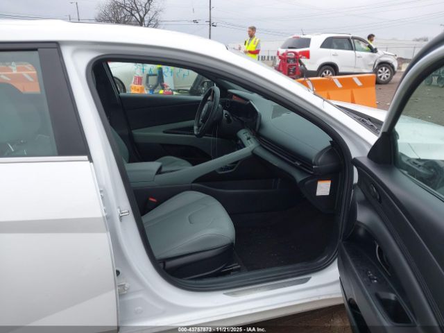 Hyundai ELANTRA Limited Image 3