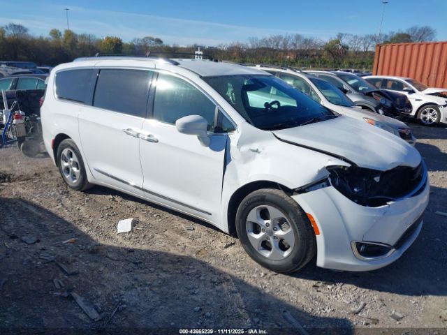 Chrysler Pacifica Touring L Image 1