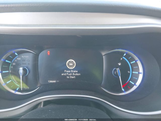 Chrysler Pacifica Touring L Image 2