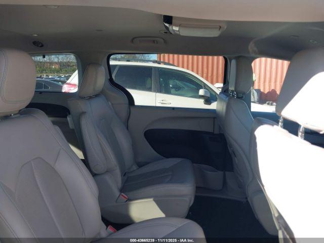 Chrysler Pacifica Touring L Image 3