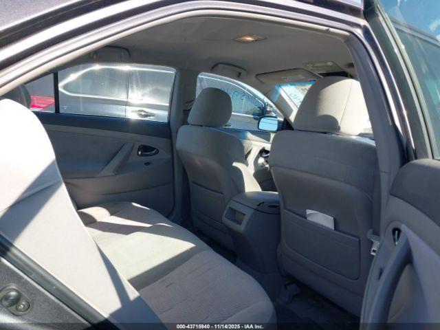 Toyota Camry Le Image 8