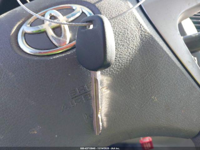 Toyota Camry Le Image 6