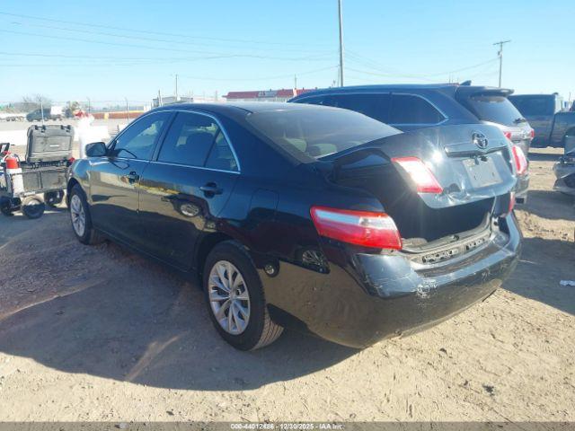 Toyota Camry Le Image 11