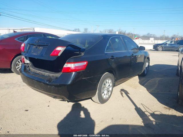 Toyota Camry Le Image 9