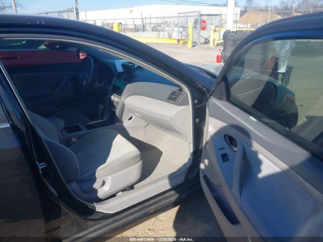 Toyota Camry Le Image 4