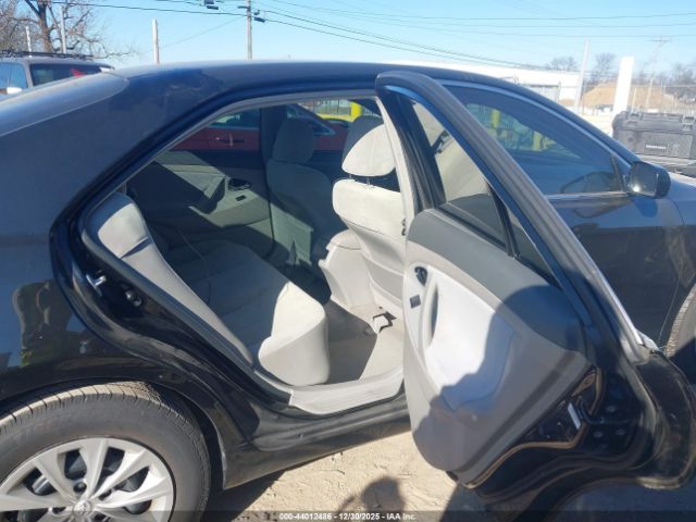 Toyota Camry Le Image 8