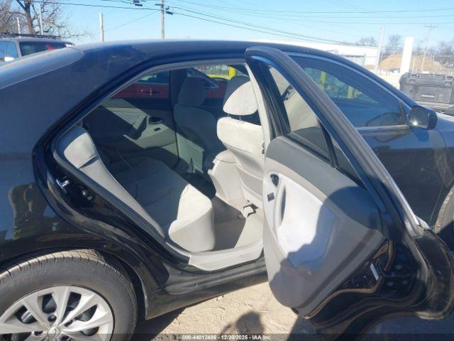 Toyota Camry Le Image 8