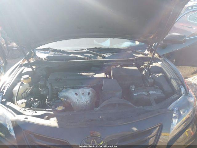 Toyota Camry Le Image 5