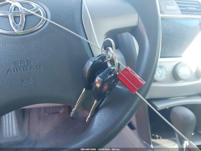 Toyota Camry Le Image 6