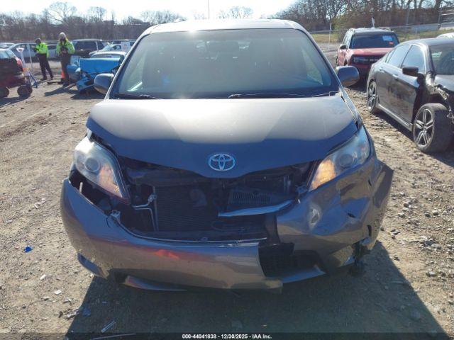 Toyota Sienna Xle 8 Passenger Image 2