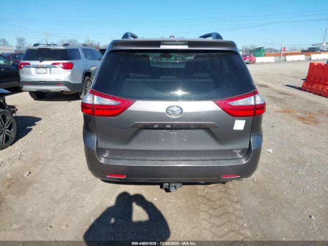 Toyota Sienna Xle 8 Passenger Image 3