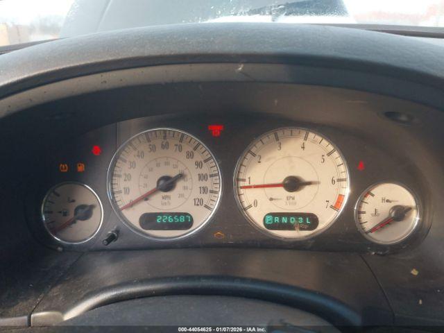 Chrysler Town & Country Touring Image 9