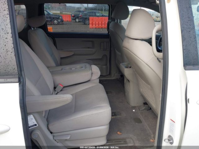 Kia Sedona Lx Image 2