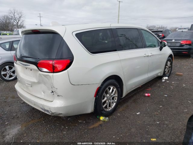 Chrysler Pacifica Touring Image 16