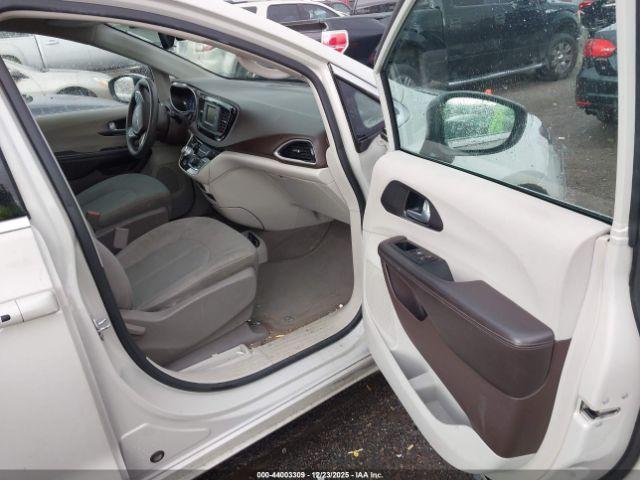 Chrysler Pacifica Touring Image 2