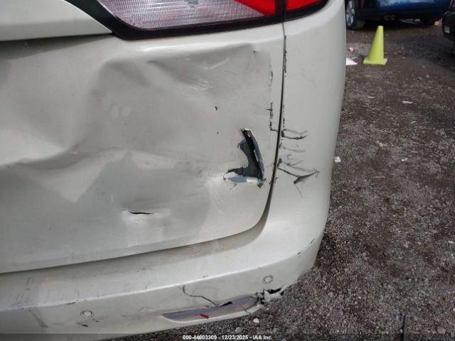 Chrysler Pacifica Touring Image 5