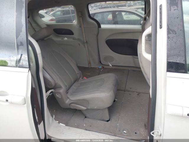 Chrysler Pacifica Touring Image 3