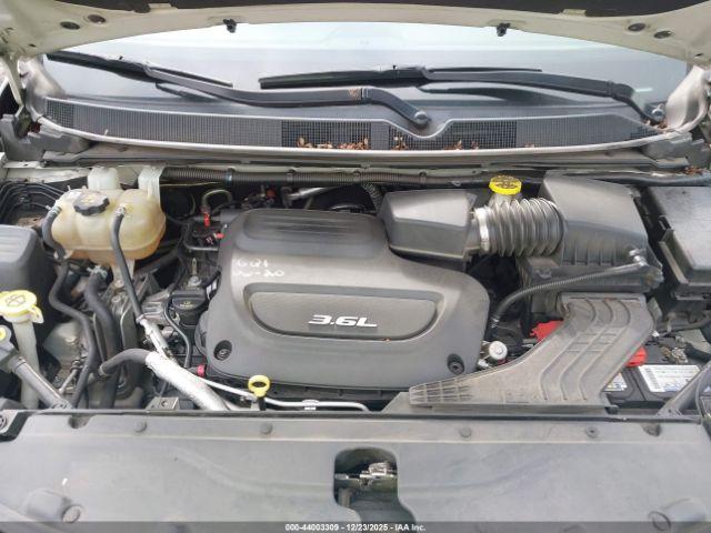 Chrysler Pacifica Touring Image 4