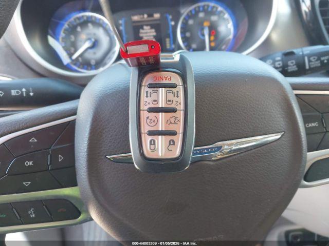 Chrysler Pacifica Touring Image 7