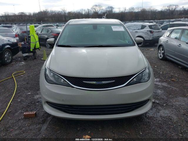 Chrysler Pacifica Touring Image 11