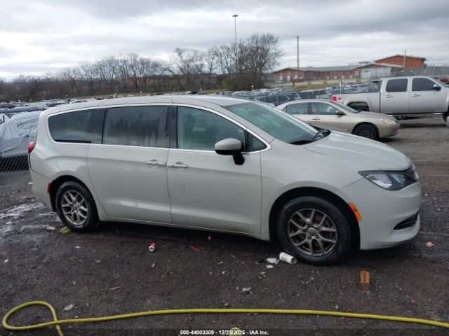 Chrysler Pacifica Touring Image 8