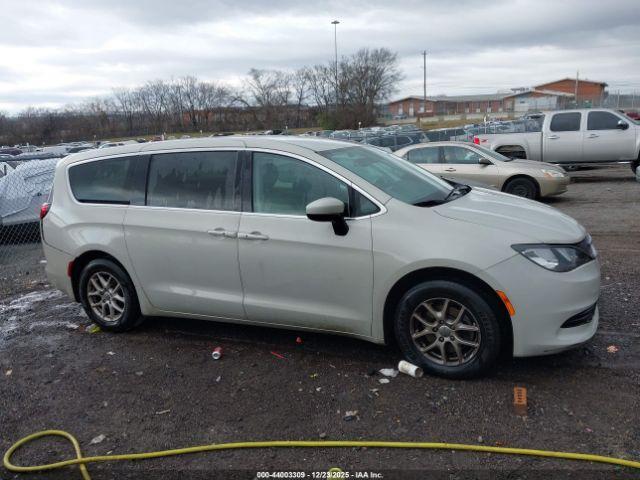 Chrysler Pacifica Touring Image 8