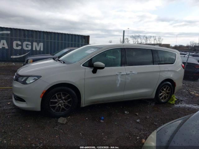 Chrysler Pacifica Touring Image 6