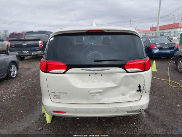 Chrysler Pacifica Touring Image 12